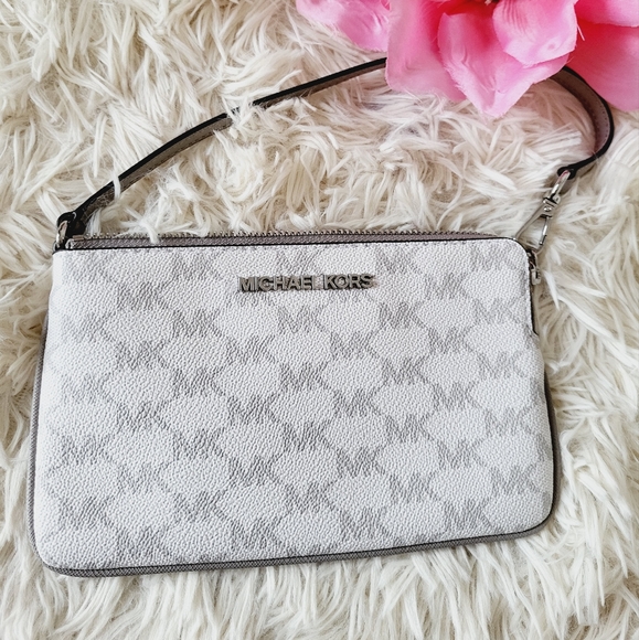 Michael Kors Handbags - Michael kors wristlet